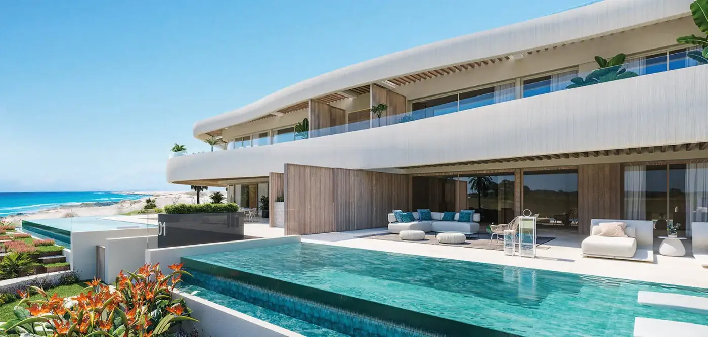 Luksusowe Apartamenty i Wille w Pierwszej Linii Plaży w Las Chapas, Marbella