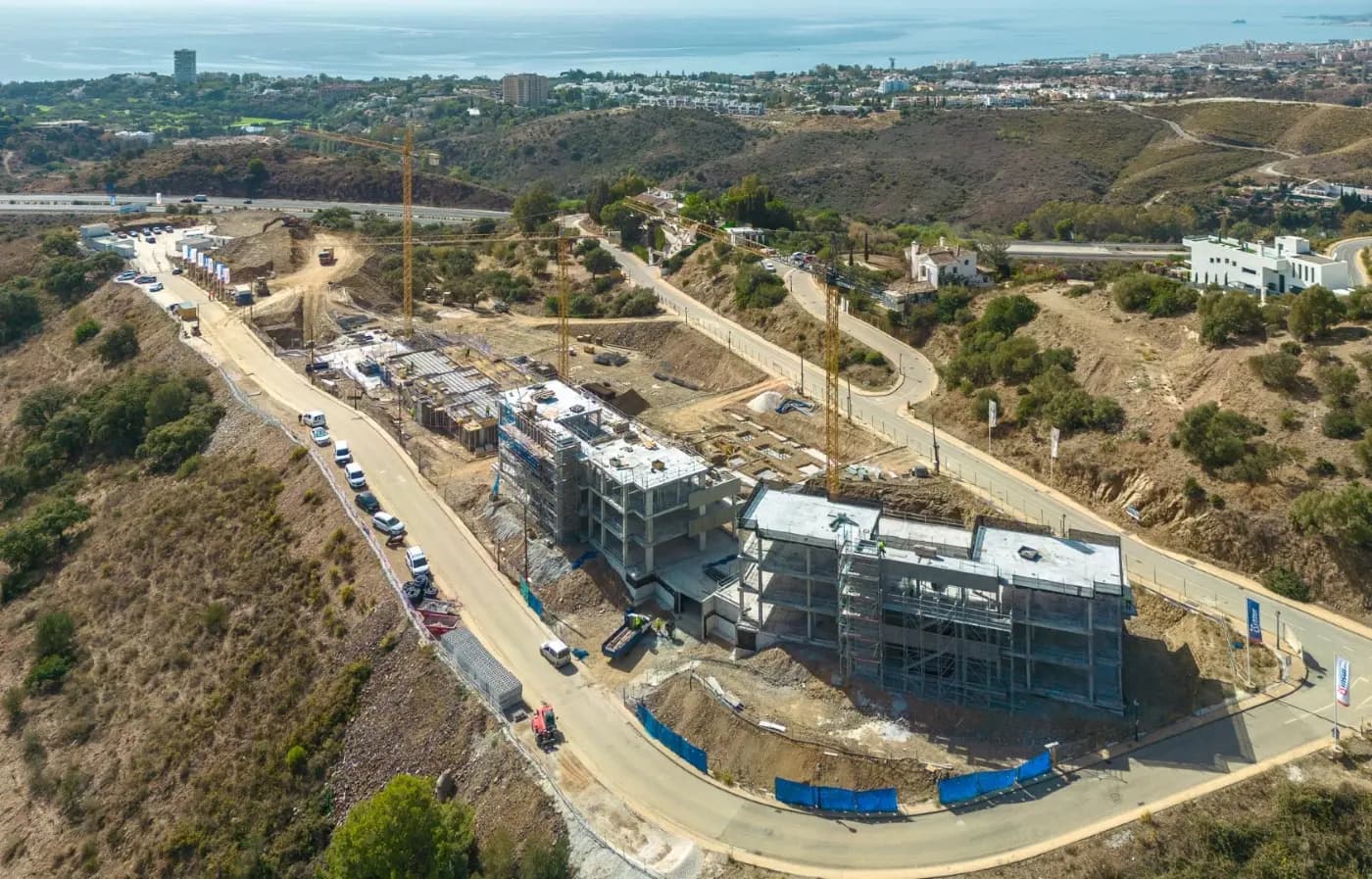 Ekskluzywne Apartamenty z Widokiem na Morze w Prestiżowej Urbanizacji Altos de los Monteros, Marbella