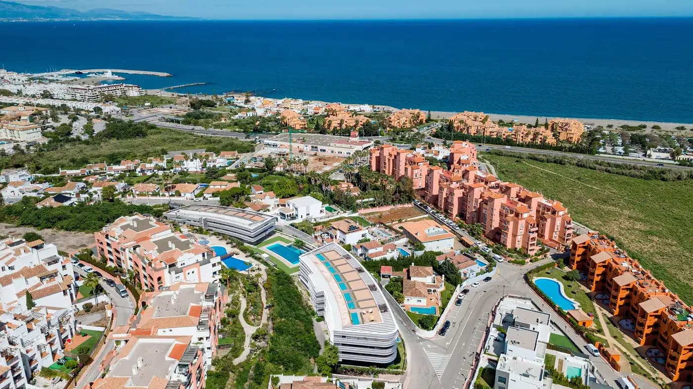 Apartamenty z prywatnymi basenami i widokiem na morze w Manilvie